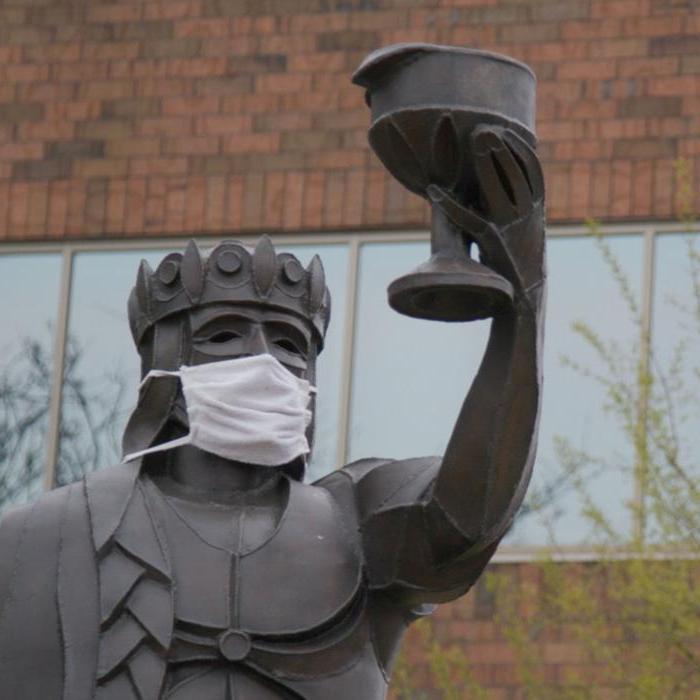 甘布里诺斯国王戴面具的雕像. 拉克罗斯市COVID-19 PSA视频的静态图像.
