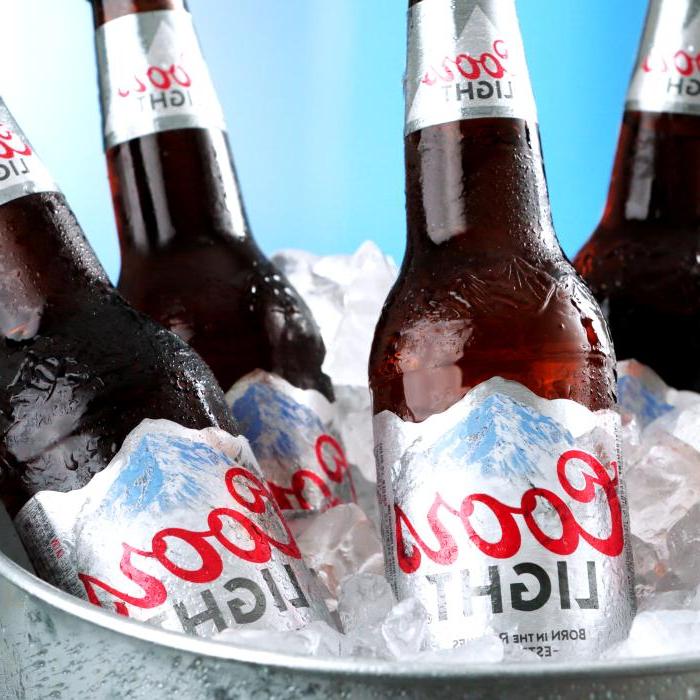 Coors Light bottles with labels printed at 内陆包装 in La Crosse, Wisconsin